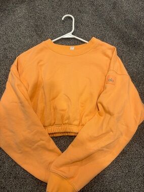 Alo Women's Devotion Scrunched Cropped Sweatshirt - Orange